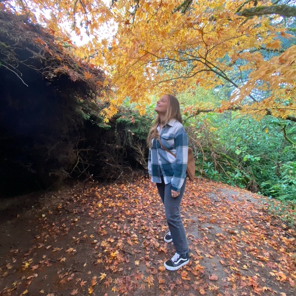 Meet your Posher, Courtney - Picture 1 of 1